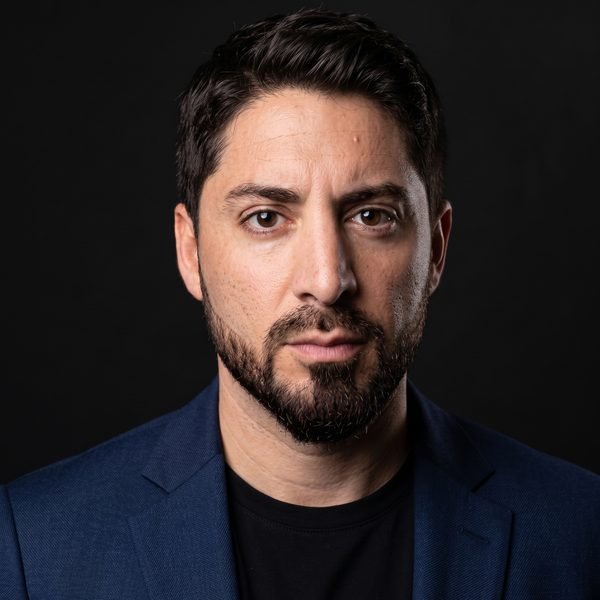 Diego Fernández, retrato de estudio sobre fondo negro