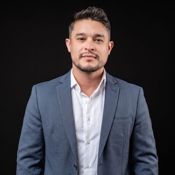 Franco Salazar-Dörr, retrato de estudio sobre fondo negro