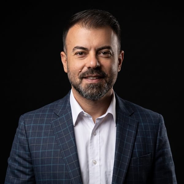 Luis Arias Franco, retrato de estudio sobre fondo negro