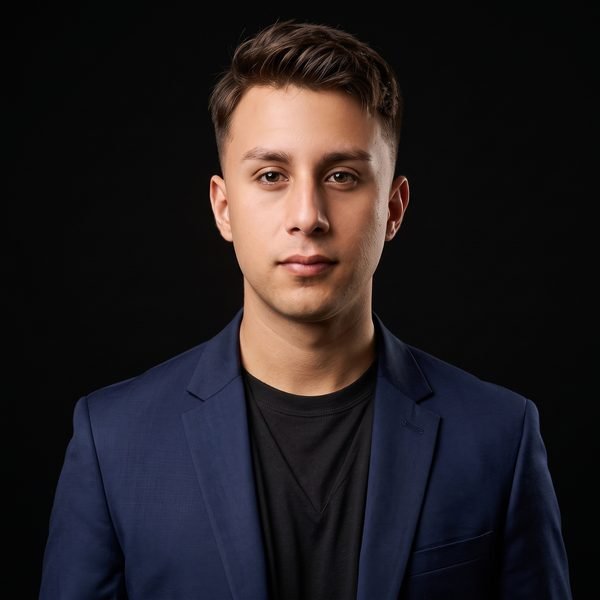 Patricio Elgueta, retrato de estudio sobre fondo negro