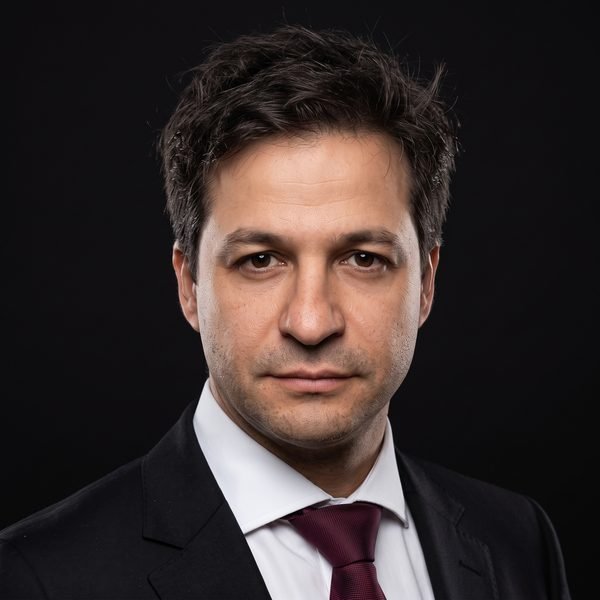 Rodrigo Ahumada, retrato de estudio sobre fondo negro