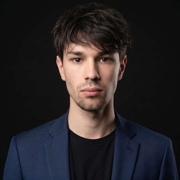 Santiago Rodríguez, retrato de estudio sobre fondo negro